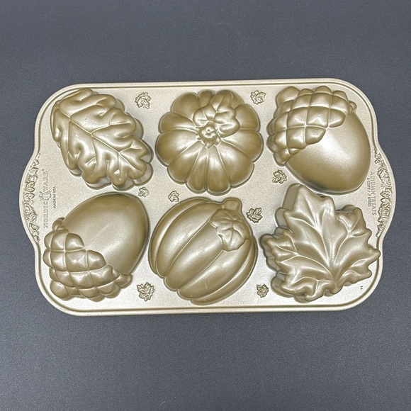 Nordic Ware Autumn Treats Pan - Picture 3 of 5